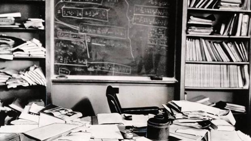 jumblejars's tweet photo. @KaraRowanBooks @AndrewRoberts66 I'm embarrassed to show you my desk. Although I saw this photo taken of Einstein's desk and feel like that justifies me somehow... https://t.co/xe8nQvDkf5