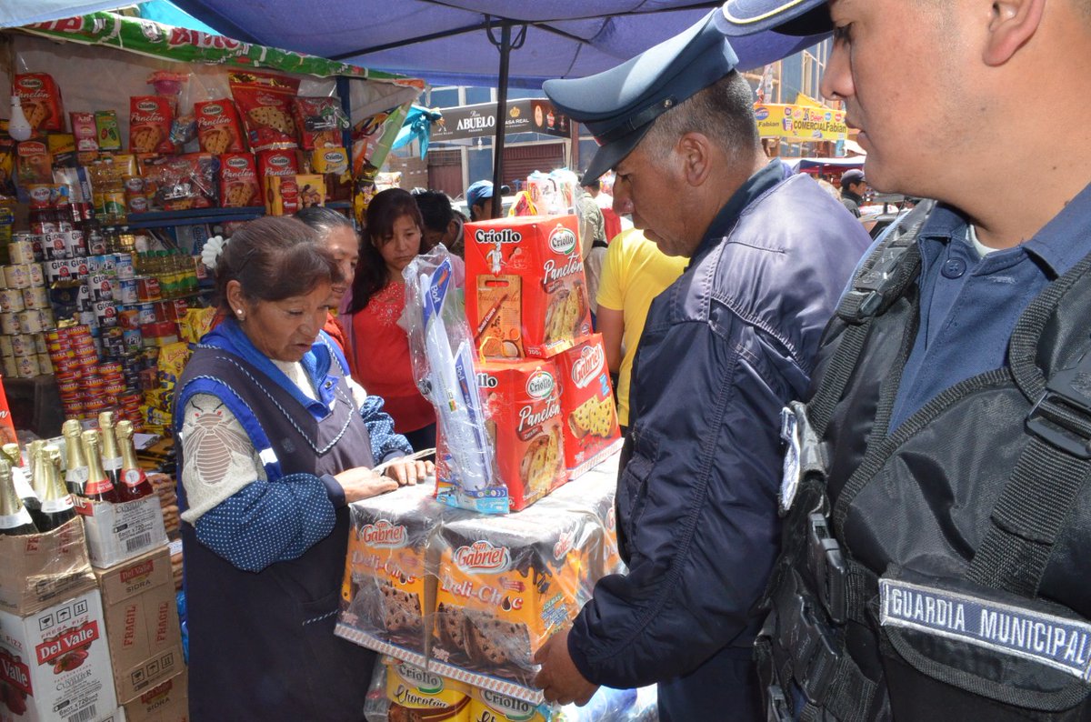 alcaldiadeoruro's tweet photo. La Unidad de #DefensaAlConsumidor realiza el control de puestos de venta en los principales centros de abasto del municipio, para retirar mercadería que obstruye el libre tránsito de peatones y vehículos. 
#JuntosPorElProgreso
#CumplamosLaNorma https://t.co/a0fCjwBFA0