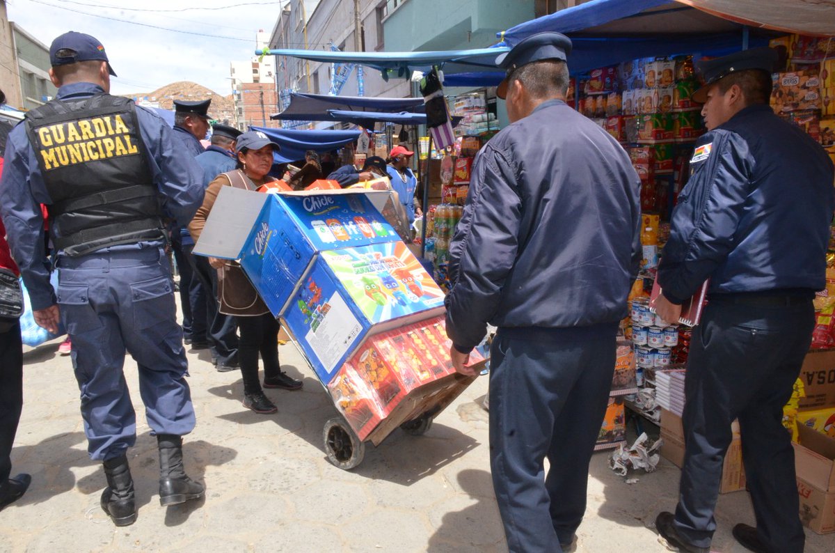 alcaldiadeoruro's tweet photo. La Unidad de #DefensaAlConsumidor realiza el control de puestos de venta en los principales centros de abasto del municipio, para retirar mercadería que obstruye el libre tránsito de peatones y vehículos. 
#JuntosPorElProgreso
#CumplamosLaNorma https://t.co/a0fCjwBFA0