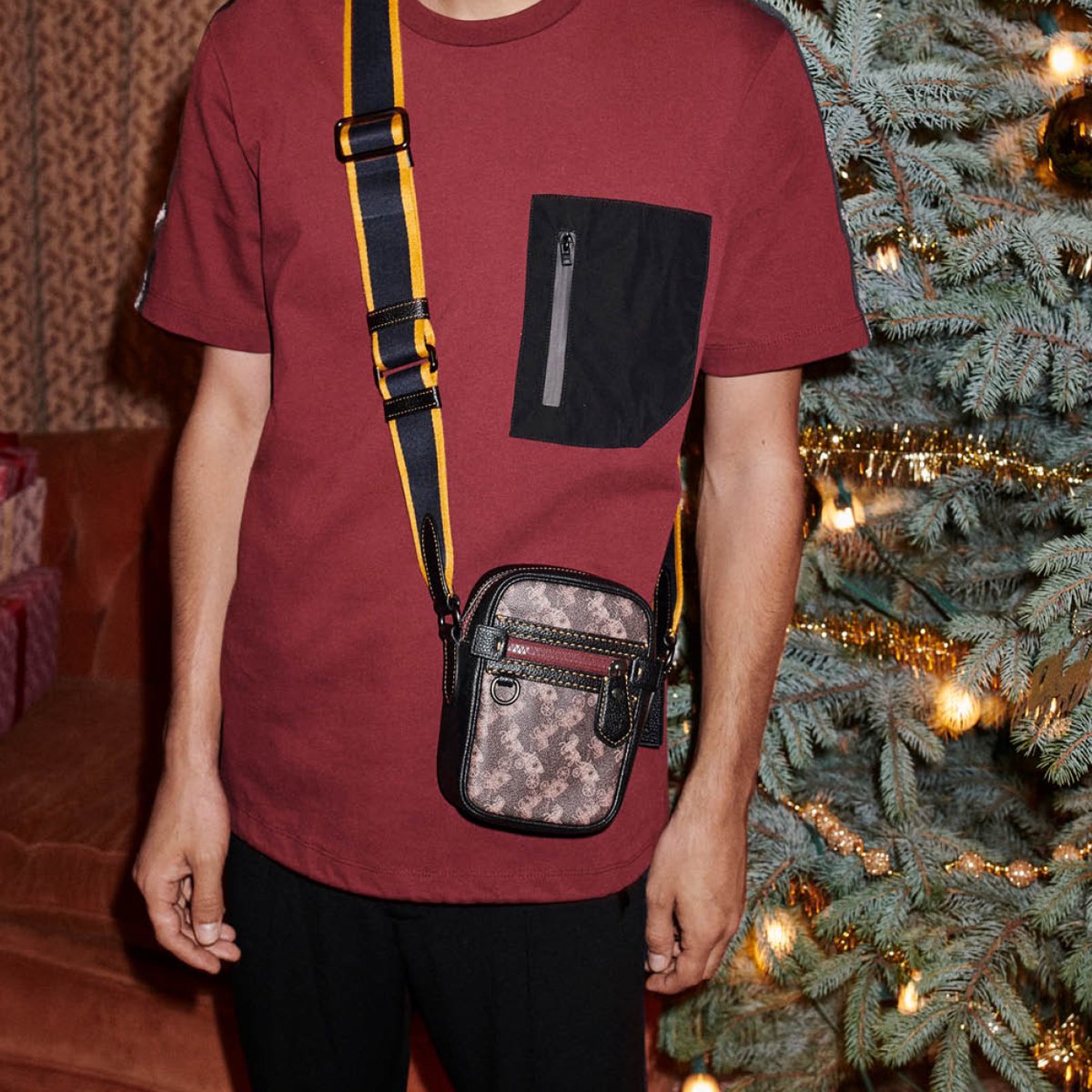 Coach's tweet photo. Pocket T-Shirt + crossbody bag = storage to spare. #WonderForAll https://t.co/ob1NFYZlgB #CoachNY https://t.co/cXbD6CMVzR