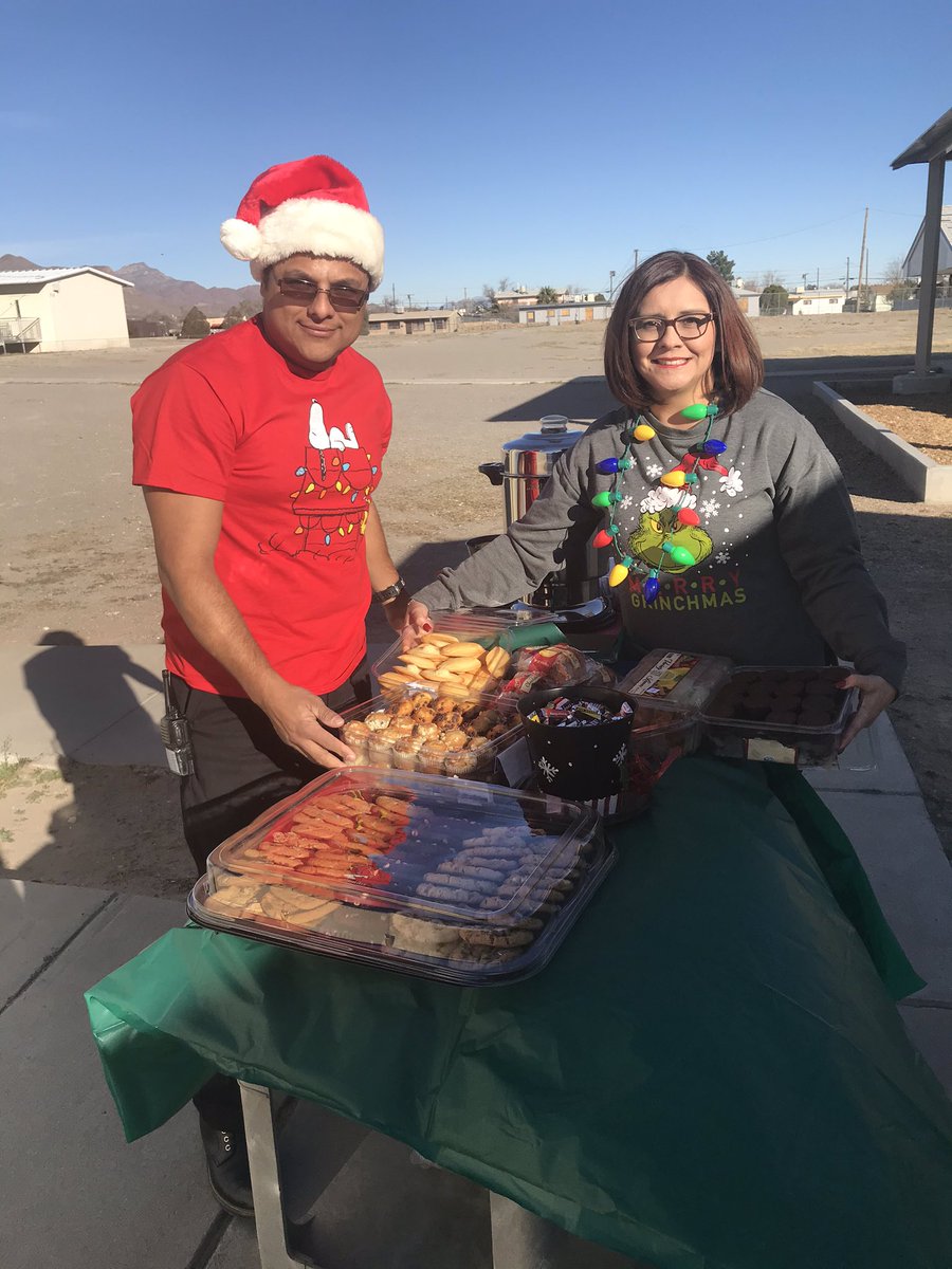 Maddie_DeLaO's tweet photo. Our amazing administrators @txmontes and @Gilsped12 are going door by door sharing the holiday spirit with teachers and staff ❤️ #LeeLions #IamEPISD https://t.co/fYZs2Iygs4