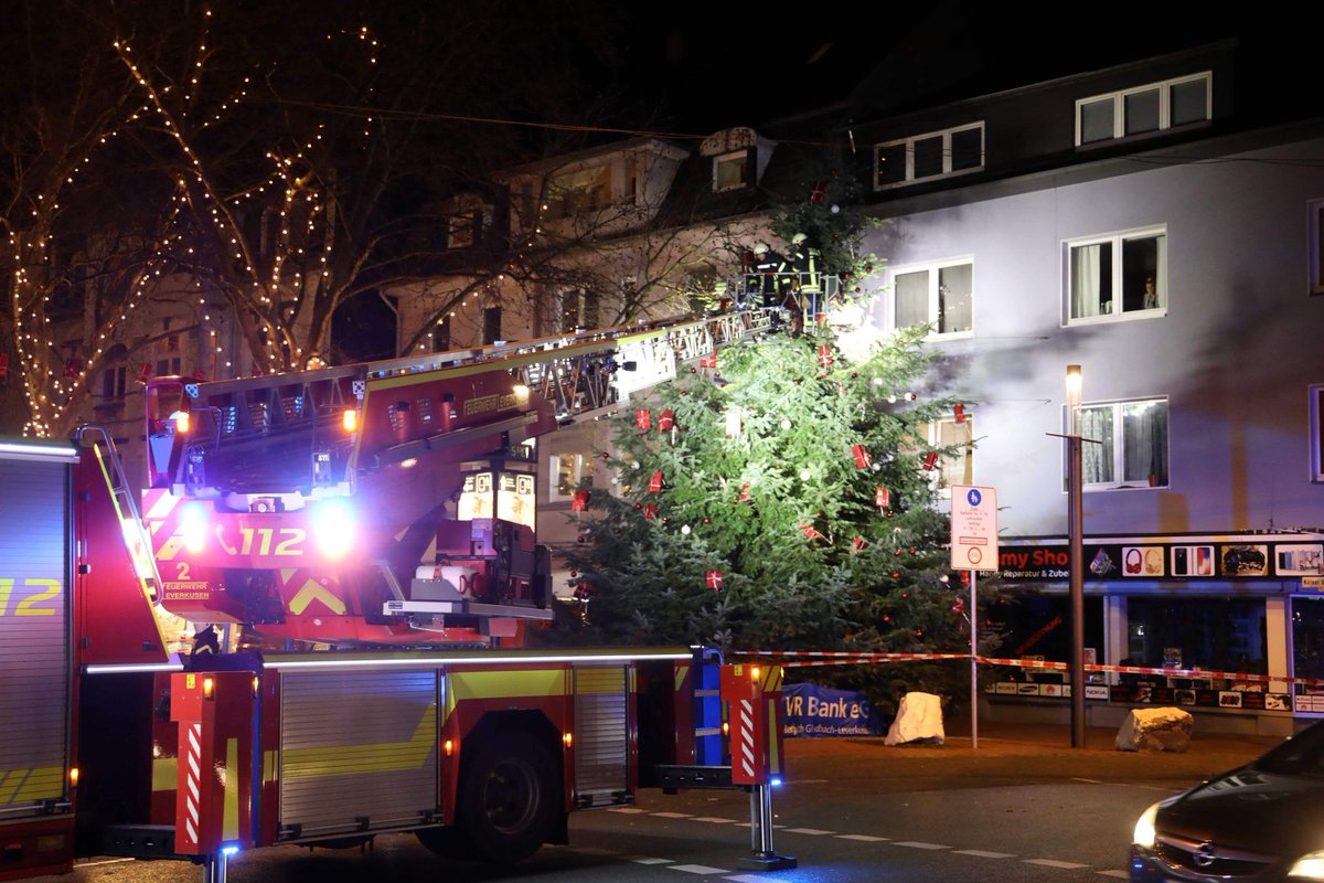 Feuerwehr_Lev's tweet photo. Weihnachtsbaum in Schräglage ❗
Der Weihnachtsbaum im Opladen hatte sich durch den starken Wind die Tage aus der Verankerung gelöst und stand schief. Er wurde zunächst gesichert konnte aber nicht mehr befestigt werden und wurde vorsorglich abgetragen.
#feuerwehrLeverkusen #fwlev https://t.co/FZG2UNIfWa