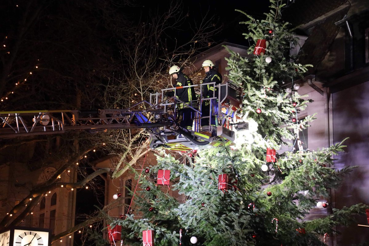 Feuerwehr_Lev's tweet photo. Weihnachtsbaum in Schräglage ❗
Der Weihnachtsbaum im Opladen hatte sich durch den starken Wind die Tage aus der Verankerung gelöst und stand schief. Er wurde zunächst gesichert konnte aber nicht mehr befestigt werden und wurde vorsorglich abgetragen.
#feuerwehrLeverkusen #fwlev https://t.co/FZG2UNIfWa