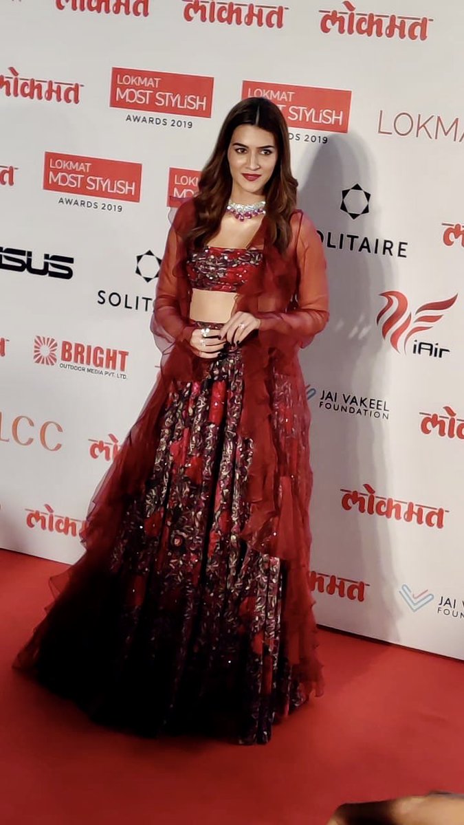 viralbollywood's tweet photo. LIVE: Ravishing #KritiSanon at the Red Carpet of #LokmatMostStylishAwards 2019. 😘❤️😍 @kritisanon https://t.co/7CRzALSOXL