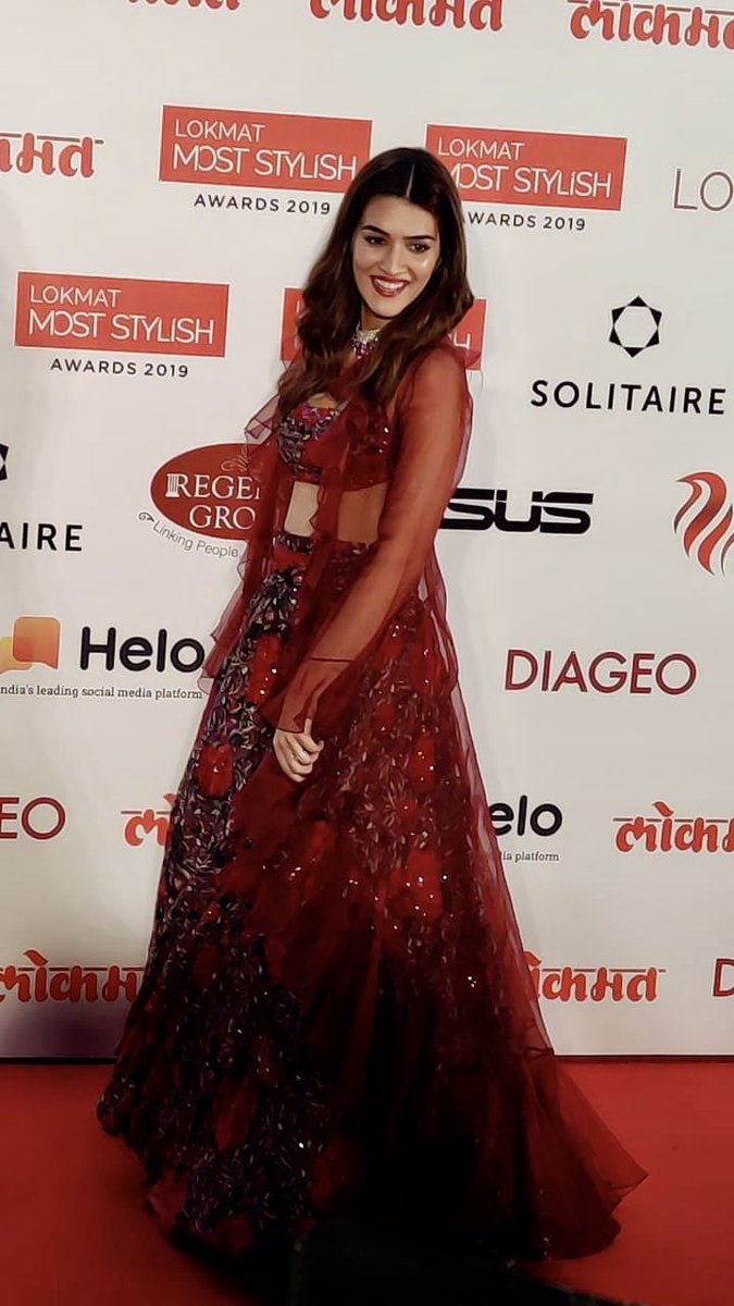 viralbollywood's tweet photo. LIVE: Ravishing #KritiSanon at the Red Carpet of #LokmatMostStylishAwards 2019. 😘❤️😍 @kritisanon https://t.co/7CRzALSOXL