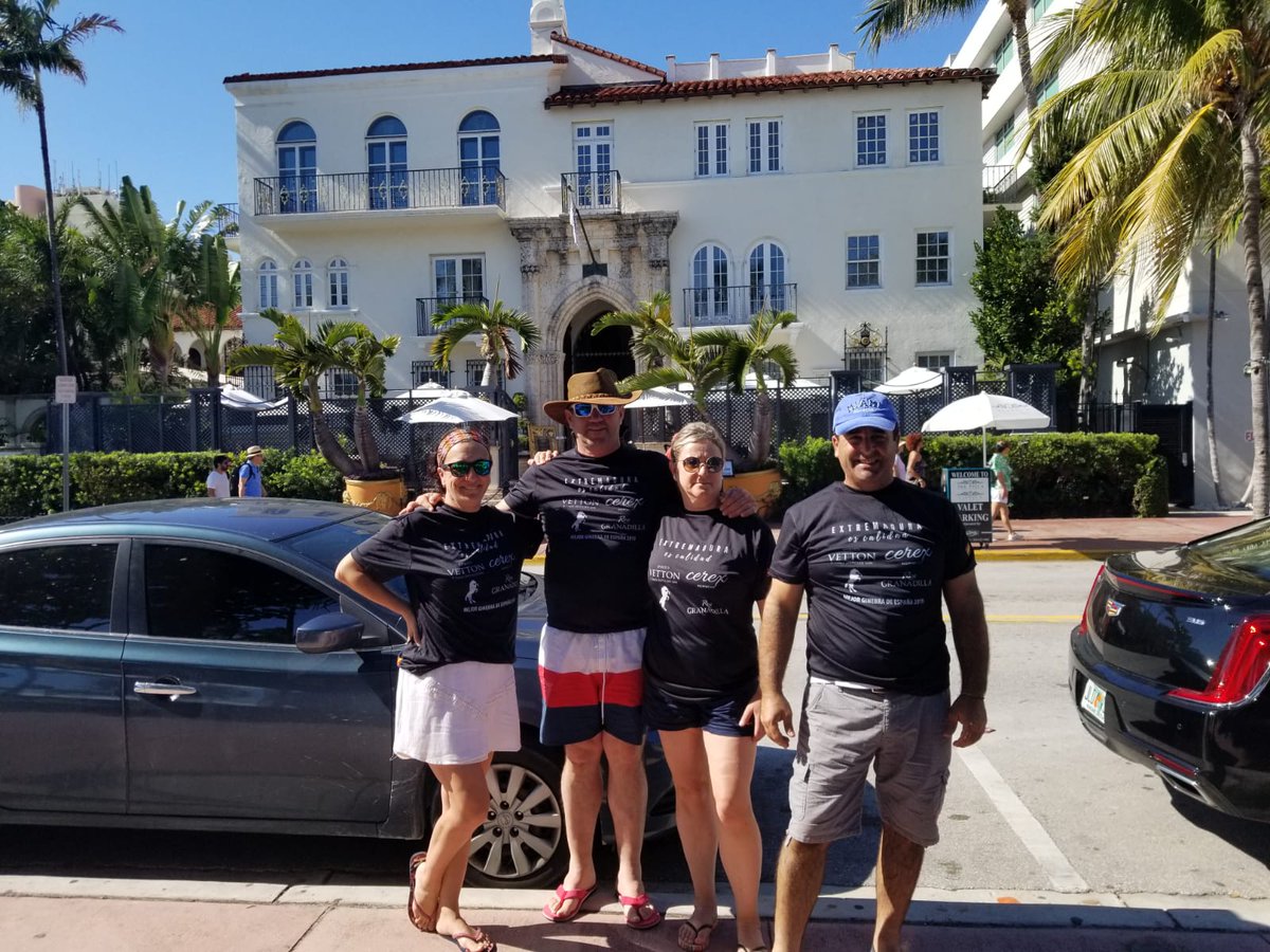 RonGranadilla's tweet photo. Desde la casa de Versace en Miami, Fati, Santi, Adolfo y Raquel nos hacen llegar las fotografías que se tomaron durante su último viaje, con las camisetas #ExtremaduraEsCalidad

¡¡Muchas gracias amig@s!! https://t.co/4cYCNlMujw