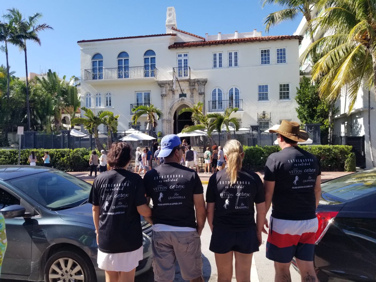 RonGranadilla's tweet photo. Desde la casa de Versace en Miami, Fati, Santi, Adolfo y Raquel nos hacen llegar las fotografías que se tomaron durante su último viaje, con las camisetas #ExtremaduraEsCalidad

¡¡Muchas gracias amig@s!! https://t.co/4cYCNlMujw
