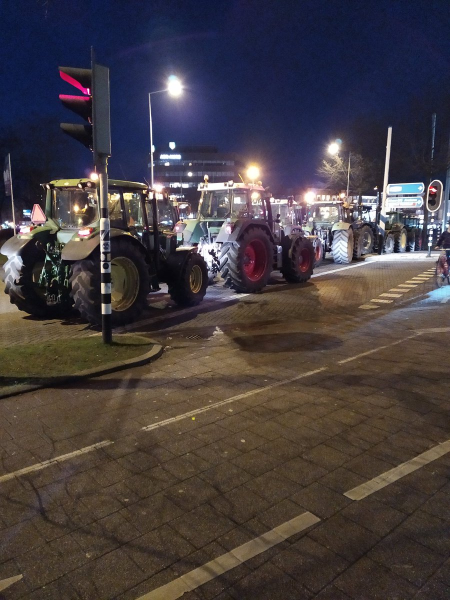 thijsronhaar's tweet photo. Keizer Karel plein volledig geblokkeerd door de trekkers. Da's vragen om problemen. #nijmegen loopt helemaal vast. Wat een volk..🙈😞❌❌ https://t.co/m5PWpHqG8v