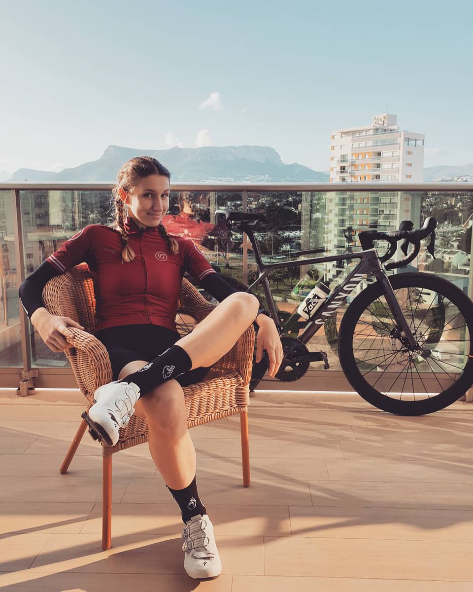 ginger_biskwit's tweet image. Black socks with white shoes!? That&apos;s right, I went there... 😎
Some say it was a choice in fashion, others say it was because I&apos;ve run out of clean white cycling socks... 🤔😉 #cyclistproblems