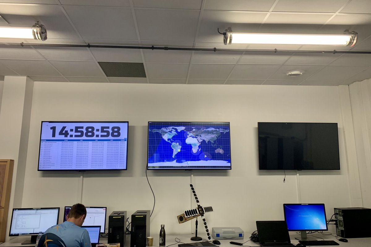 ISAE_officiel's tweet photo. Le centre de contrôle de l'@ISAE_officiel est déjà pris d'assaut pour capter les premières données d'#EyeSat, observateur de poche de la voie lactée. Destiné à étudier la lumière zodiacale, il ne devrait plus tarder à émettre comme l'indique l'écran de télémétrie 🛰 #nanosat https://t.co/ic3VuItvCm