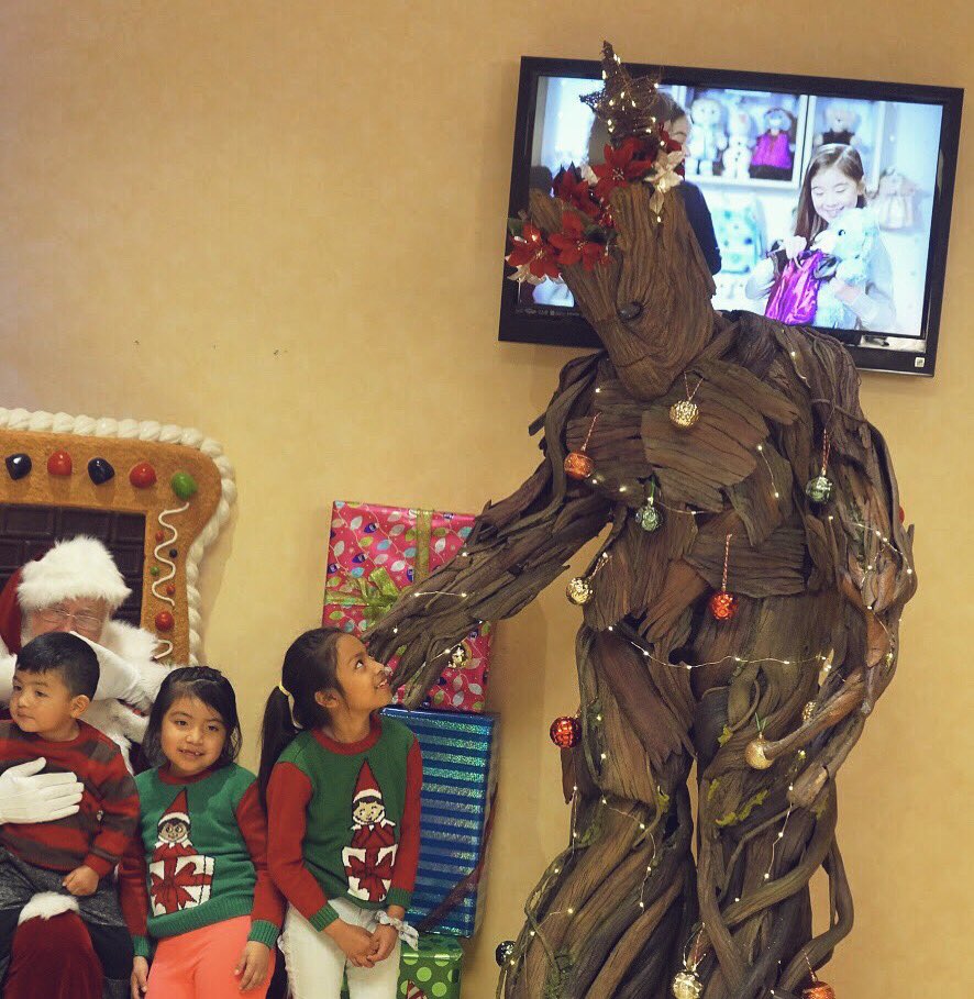 CCComics4kids's tweet photo. Groot brought a whole new meaning to “Christmas tree” at @Cure4thekids yesterday!🎄
#happyholidays #groot #iamgroot #santaclaus #santa #charity #cosplay #grootcosplay #tree #childrenscharity #kindness #smile #christmas https://t.co/bvBfk4C7XN