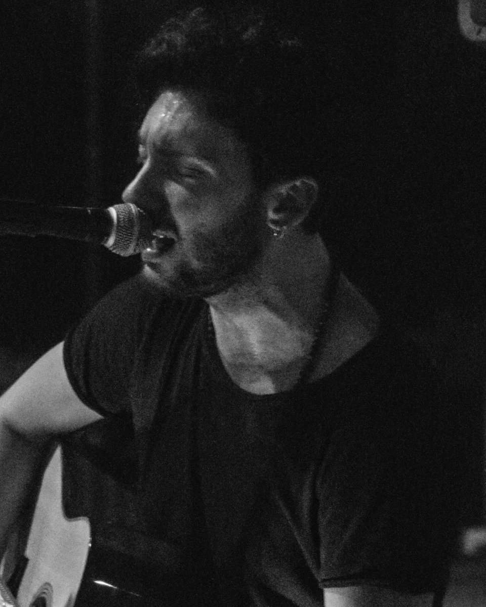 elvisnick_real's tweet photo. Quando sali sul palco l’adrenalina sale, le luci si accendo, la musica inizia e il tuo cuore inizia a battere a tempo con lei. 🎤🎸🎶
#elvisnick #singer #musician #guitarist #blackandwhite #bw #artist #art #rockmusic #acousticguitar #guitar #show #concert #songwriter https://t.co/tMJDESJorL