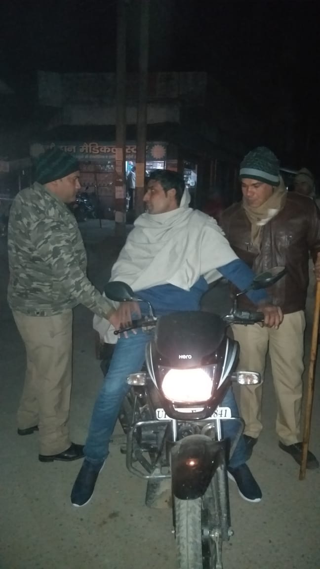 पुलिस अधीक्षक शामली के निर्देशन में शामली पुलिस द्वारा अपने-अपने थाना क्षेत्र के मुख्य बाजार व भीड़-भाड़ वाले स्थानों पर पैदल गस्त एवं संदिग्ध वाहन/व्यक्तियों की चैकिंग की गई । @Uppolice @policenewsup @digsaharanpur @adgzonemeerut @News18India