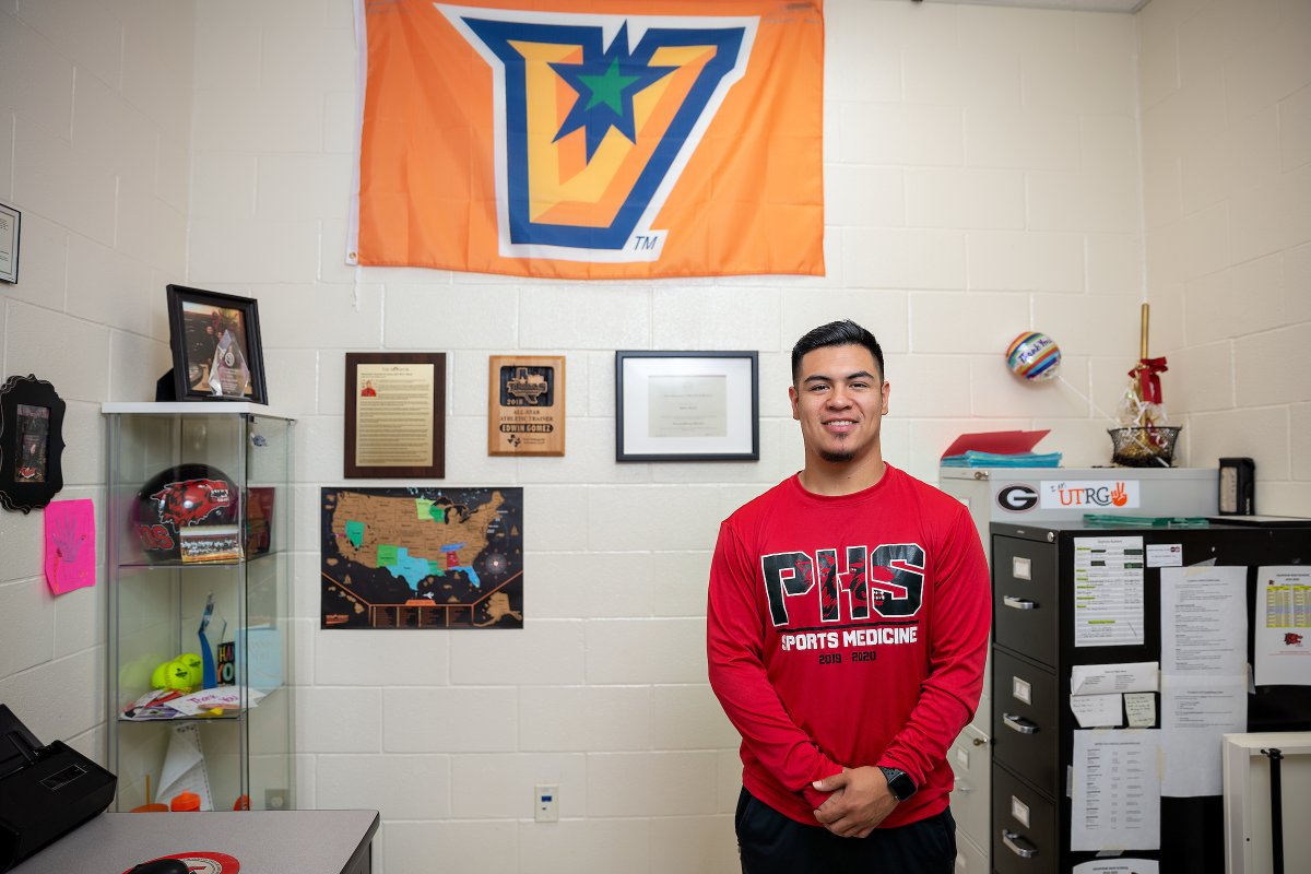 UTRGVNewsroom's tweet photo. Edwin Gomez, a UTRGV alum, applies the experience he gained during his time as a student athletic trainer intern with #UTRGV and with the NFL's Tennessee Titans to his position as Athletic Trainer at his alma mater: @PHSLoboPride. Check out his story: https://t.co/Yx0M0ZltMq https://t.co/B90lyDcydf