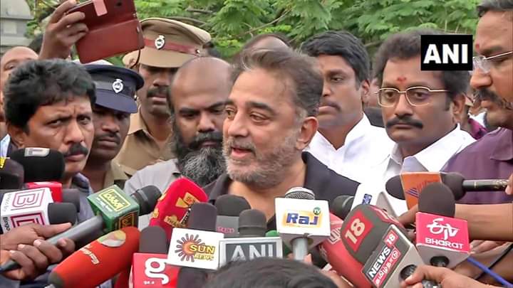 ikamalhaasanfan's tweet photo. "I have to speak in English because Sanskrit இந்தியாவுல யாருக்கும் பெருசா புரியாது, i will speak in English so that people at power will understand what my plea is" 😎

#kamalhaasan on 🔥 mode 

#KamalForStudents https://t.co/M6ntyoMHya
