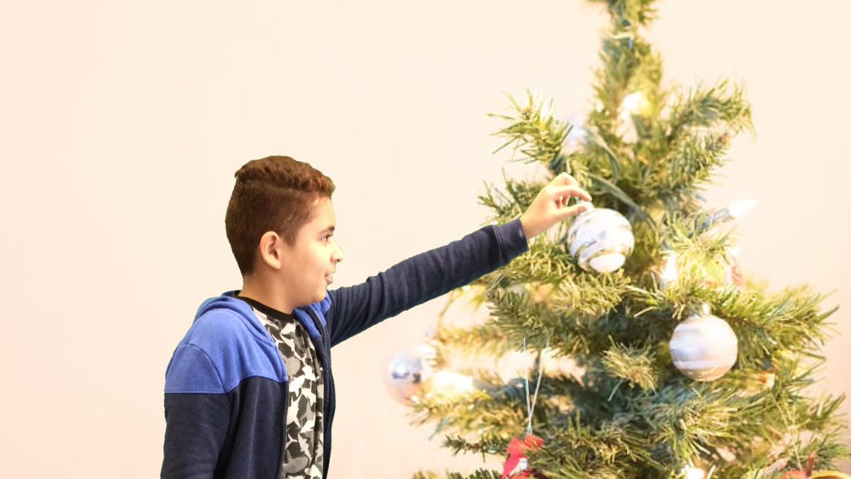 cparksitrt's tweet photo. Is there anything better than giggling with 5th graders as they create photo ornaments for their families? I think not. Merry Christmas🎄🎅🏽 @DoInkTweets @rockingedutech #rcpstech #HappyHolidays #creators @JCMESJakes #greenscreeninghappiness https://t.co/fXKfNN4APA