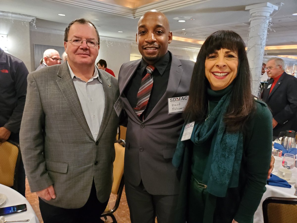 VPAAEmerita's tweet photo. SDMAC Breakfast with David Allen (Northrop Grumman) and David Falconer (CIS, scholarship recipent, Viasat). #csusm #csusm_csm #csmdreamscometrue #csmgreatfutures #SDMAC https://t.co/mzD7tHlDJ3