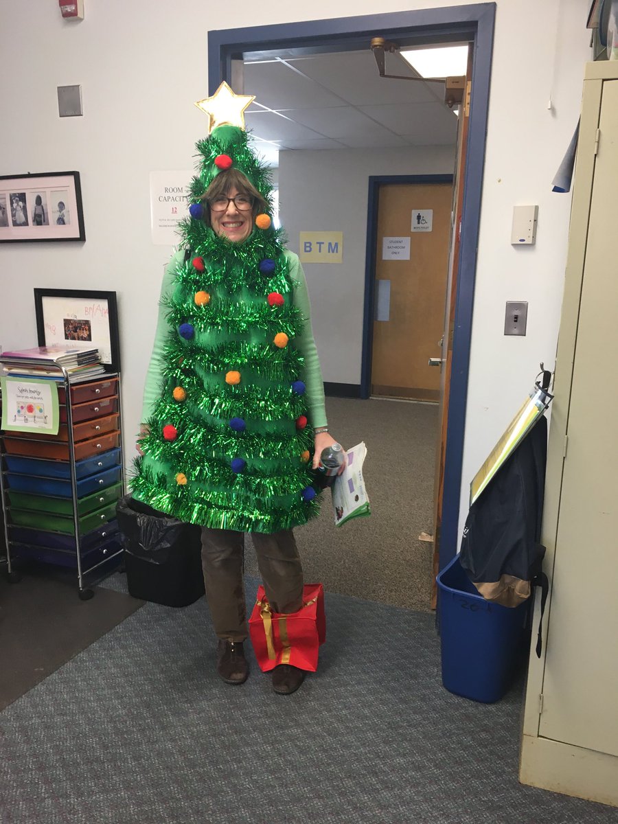 capemay10's tweet photo. You have to love Mrs. Bucko! #christmasspirit🥰 https://t.co/W39FYqlgr4