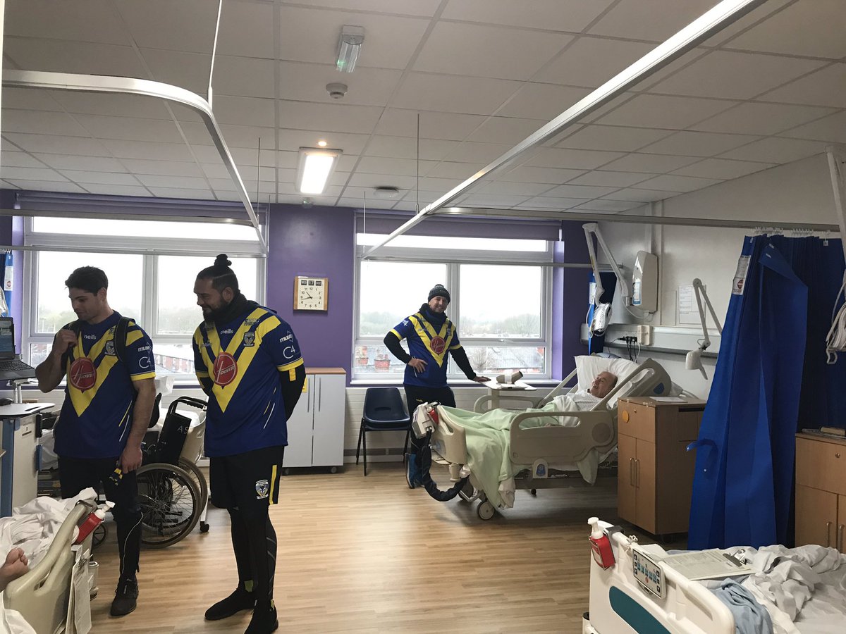 FionaWheelton's tweet photo. Big thank you to @WarringtonRLFC for coming along and cheering up our morning on ward A9. Patients and staffed loved the visit 

Lovely start to Christmas countdown 👏🥳🌟🏈

@WHHNHS @cmj_carol @CaroleFarrell @CarolMillingto8 @Chrisevans29 @Kimberley_S_J https://t.co/iJokvNFvju