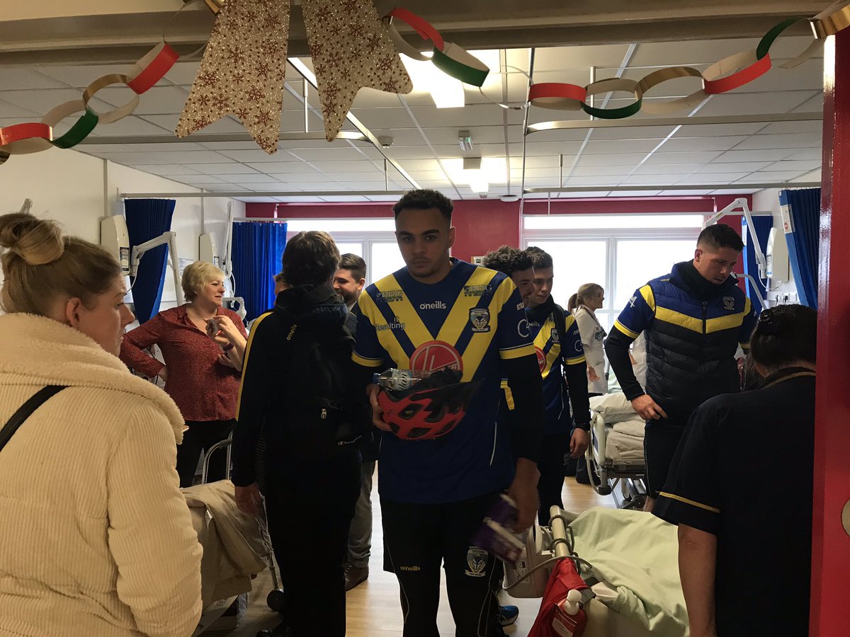 FionaWheelton's tweet photo. Big thank you to @WarringtonRLFC for coming along and cheering up our morning on ward A9. Patients and staffed loved the visit 

Lovely start to Christmas countdown 👏🥳🌟🏈

@WHHNHS @cmj_carol @CaroleFarrell @CarolMillingto8 @Chrisevans29 @Kimberley_S_J https://t.co/iJokvNFvju
