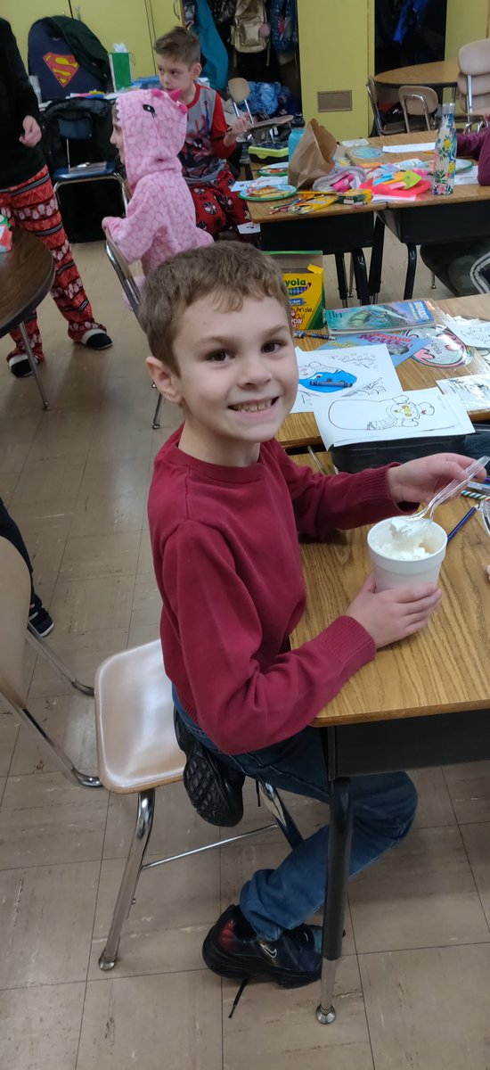 Mr_Shave_TIS's tweet photo. Guest Reader Winter Celebration is underway in our classroom. We've had hot chocolate & pancakes in our PJs. Soon some of our parents will be reading aloud their favorite holiday books. @TitusvilleTiger #ACSDreads #readaloud https://t.co/wlmYrq1JJQ