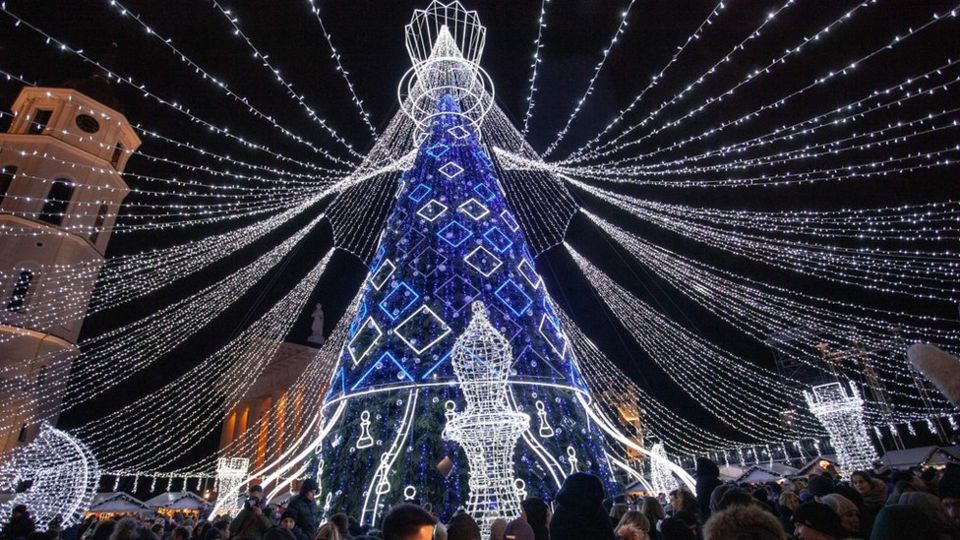 Door Number 18: Can you guess which city's Christmas tree has more than 50.000 lights? hubs.ly/H0mhb400
#adventcalendar #advent #lsic #christmastree #christmaslights