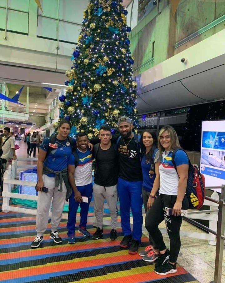 Pedro Infante A. (@pinfantea) on Twitter photo Este miércoles partió la última avanzada (6 atletas) de la Selección Nacional de Lucha 🤼♂️🇻🇪 para cumplir con su fase de preparación en Moscú 🇷🇺 con miras al próximo Torneo Internacional que se realizará en Italia en enero de 2020 💪🏻💪🏻
#VenezuelaProductivaYSoberana <a href="/NicolasMaduro/">Nicolás Maduro</a> Este miércoles partió la última avanzada (6 atletas) de la Selección Nacional de Lucha 🤼♂️🇻🇪 para cumplir con su fase de preparación en Moscú 🇷🇺 con miras al próximo Torneo Internacional que se realizará en Italia en enero de 2020 💪🏻💪🏻
#VenezuelaProductivaYSoberana <a href="/NicolasMaduro/">Nicolás Maduro</a>