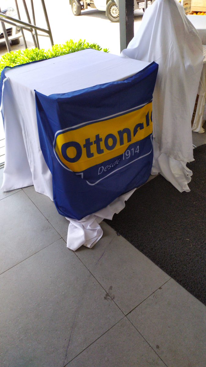 Así quedó el puesto de degustación que armó <a href="/OttonelloUy/">Ottonello</a> después del paso del plantel choricero.
No quedaron ni las migas.

#choriomuerte #chorizo #youwillneverchorialone #FreeChoriNation #chorizopower #ChoriEsCultura