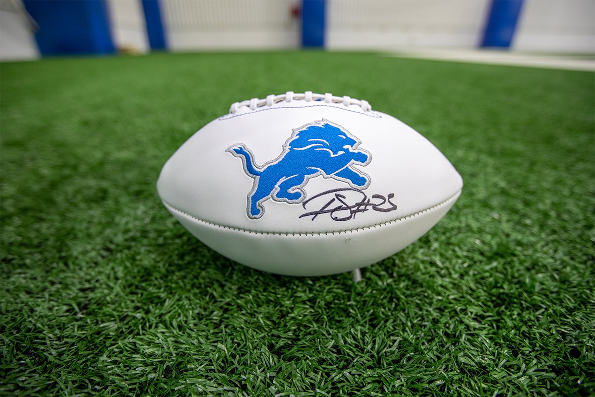 Lions's tweet photo. ‼️ ‼️ ‼️

Giving away a signed @bigplayslay23 football!

To enter to win:
1️⃣ Follow @Lions
2️⃣ RT
3️⃣ Comment below with #OnePride https://t.co/tz57ETZebL
