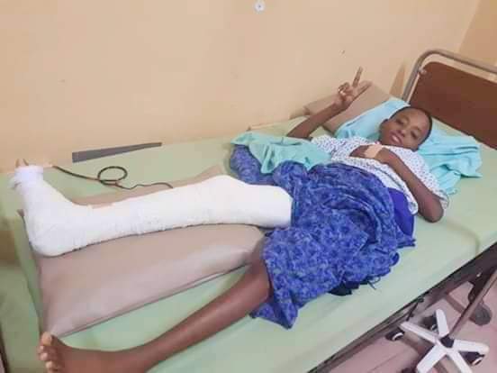 فاضت روح مهند إبن ال13عام شهيدا جديدا ليلحق بركب شهداء مجزرة فض الاعتصام بعد أن خضع لثمانية عمليات جراحية لا يصبر علي المها الالأبطال ملوحا بعلامة النصر حتى آخر لحظة
السكن: الخرطوم الصحافة مربع 16
الرحمة والمغفرة والخلود للشهداء
انا لله وانا اليه راجعون
#ذكرى_ثوره_ديسمبر_المجيده