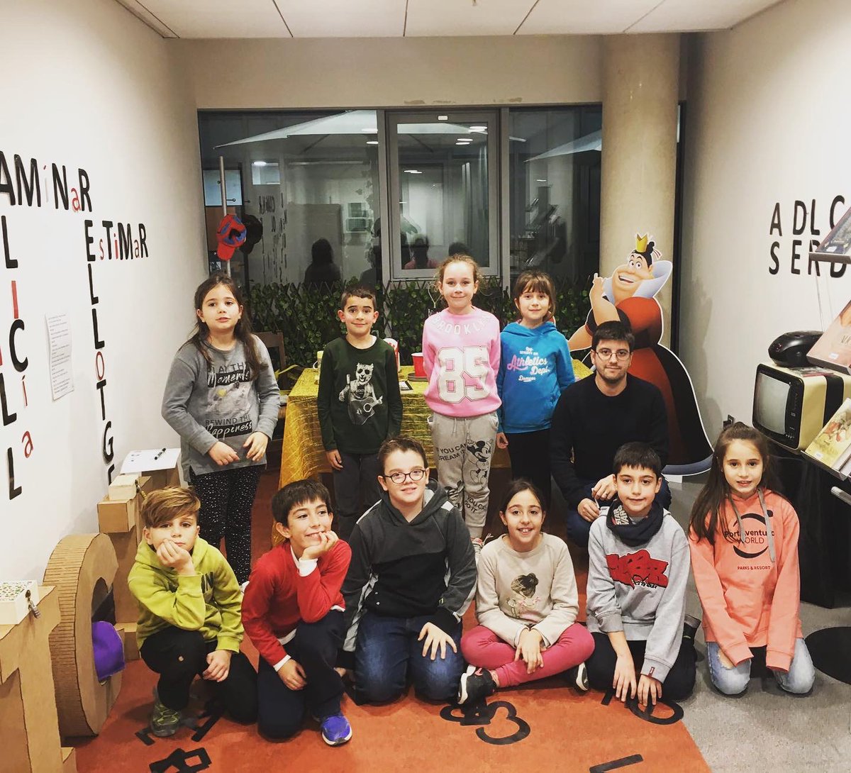 BibEsparreguera's tweet photo. I avui es prepara el MiniClub per resoldre l’Scape-Book d’Alícia al país de les meravelles, endavant investigadors! #quèfemalesbiblios #esparreguera #scapebook #aliciaenelpaisdelasmaravillas https://t.co/DarF44SML1