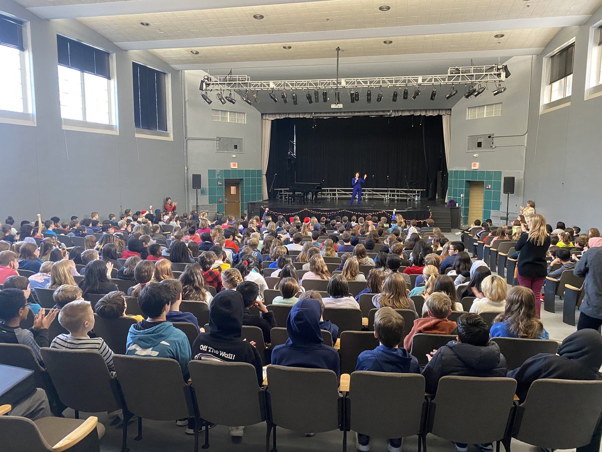MrHistoryBuff's tweet photo. @DHMiddleAPS students had the opportunity today to hear from Senator Barbara Favola. Students heard about bills, the process of passing bills, and life in office. What a great opportunity for young people to hear about life in office and how to #makeadifference https://t.co/LuTZBnW9vF