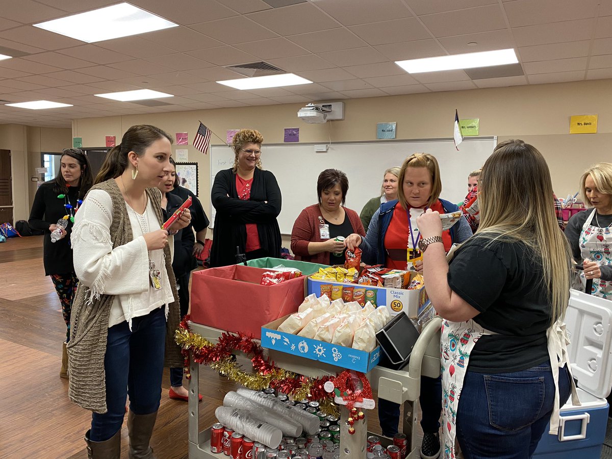 TISDWES's tweet photo. The WES Jolly Trolley was spreading holiday cheer this morning!!! https://t.co/xZwHw8t7WO