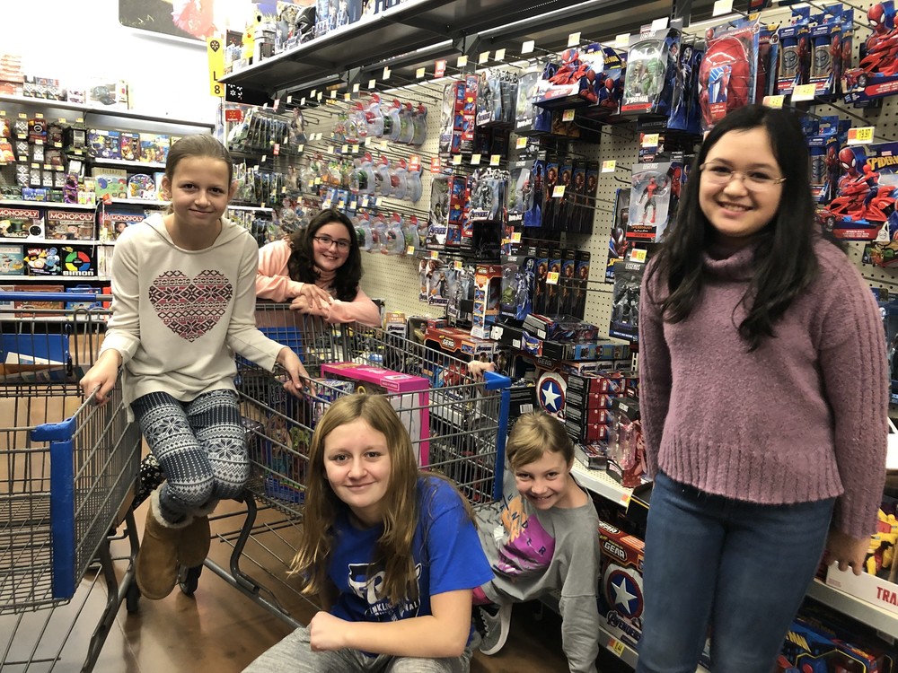 YOUR_CES's tweet photo. Student Council Christmas Shopping https://t.co/UtmsQkoNaT https://t.co/7TTBNk6SN5