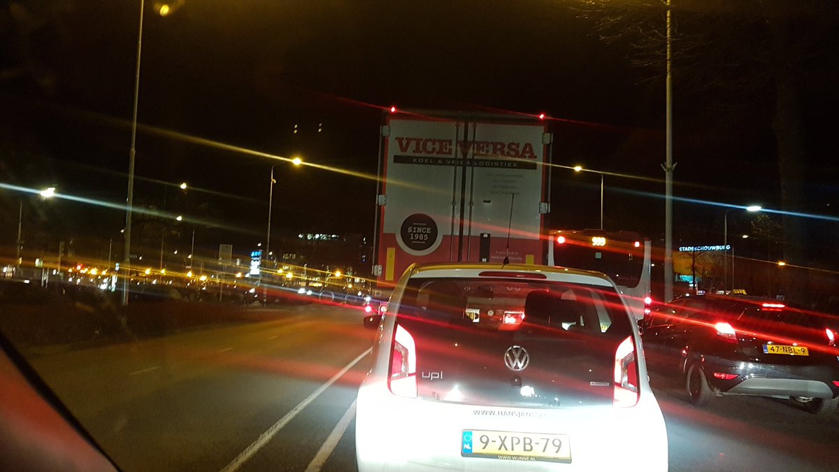 JudithBosch's tweet photo. Dikke files in Nijmegen vanwege het #boerenprotest. Het hele Keizer Karelplein is geblokkeerd. Automobilisten kunnen geen kant meer op. https://t.co/cjSVDYy5Jt