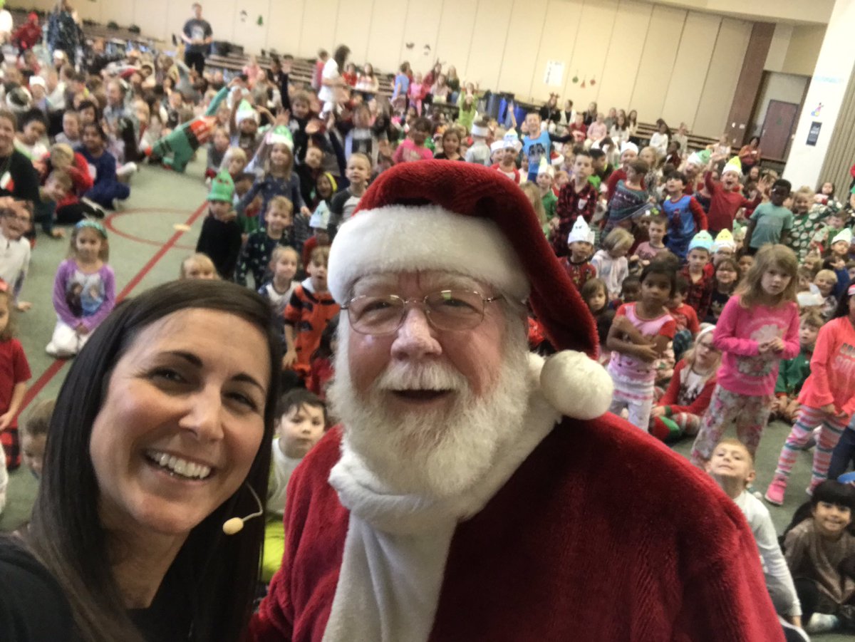 JoAnnBurke78's tweet photo. Mossman Knight singalong! What a great day to share Holiday cheer with someone special! #mossmanmusic #mosslearns https://t.co/R7N2pDYZ2H