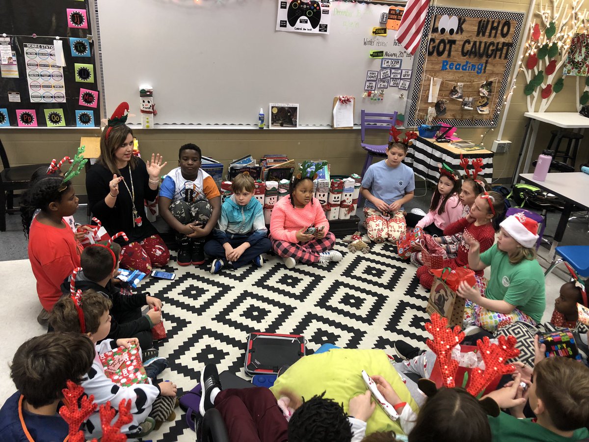 Wilbanksfunin41's tweet photo. Partied hard today! So thankful for all my little elves. #funin4th #subitusparco 🎄❤️💚🎄 https://t.co/cPtHnxMJ31