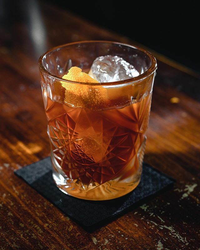ChulapioRaval's tweet photo. Old Fashioned!! Un señor cocktail para los paladares más exigentes... Bourbon whiskey, bitter angostura, azúcar y el toque del chef 😉

#bcn #elraval #igersbcn #barcelona #barcelonainspira #bcngourmet #barcelona2019 #cocktails #crepes #glutenfree #bar… https://t.co/ENKNCQjVCX https://t.co/Xtg7blavy9
