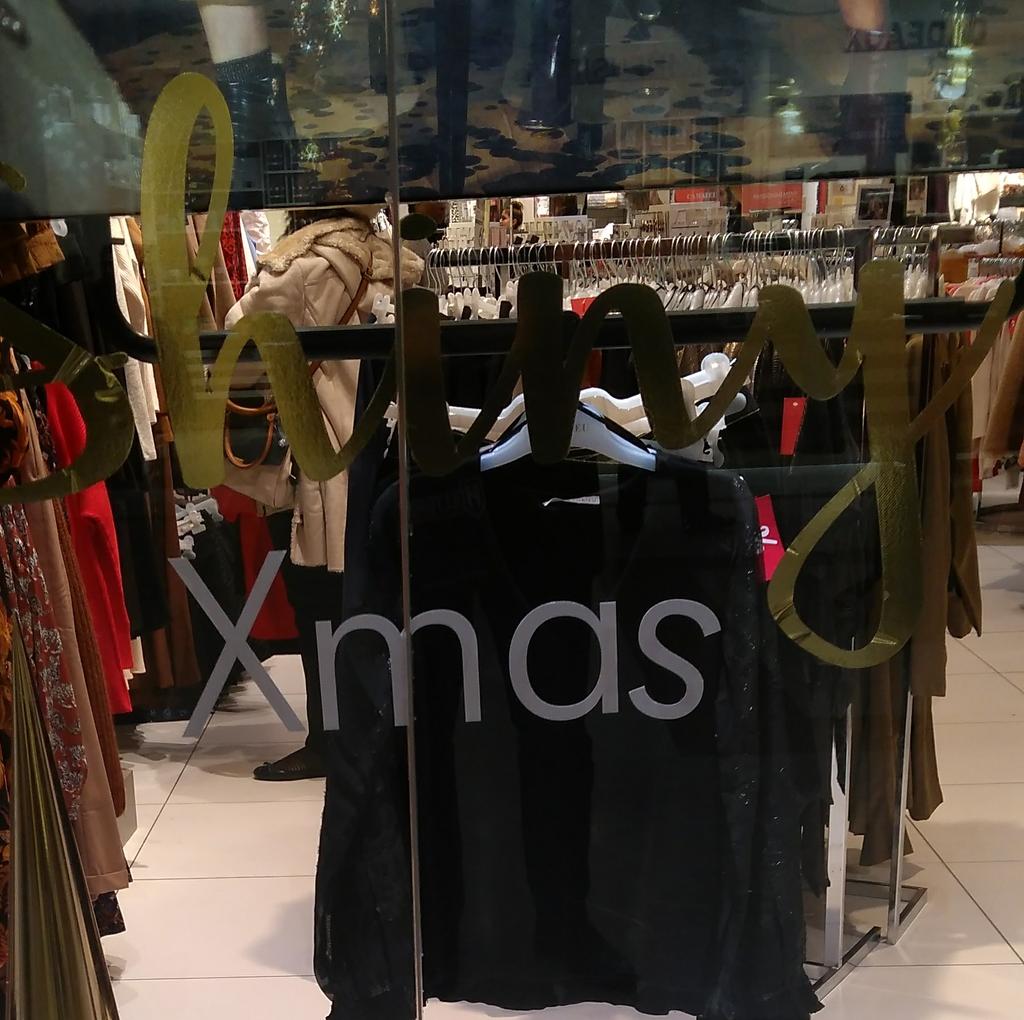 VigieFR's tweet photo. 🔺En direct du centre Commercial #ULIS2, Essonne

💥Le #JoyeuxNoel  y est banni.

👉Il est remplacé par des 
"Merry Christmas" ,"Shiny Xmas",... en anglais donc qui respectent, il est  vrai la laïcité!
Seule  l'enseigne #Sephora ose un timide: "Givré N❄️el"
#GrandRemplacement https://t.co/MjJo3Qj4Z8