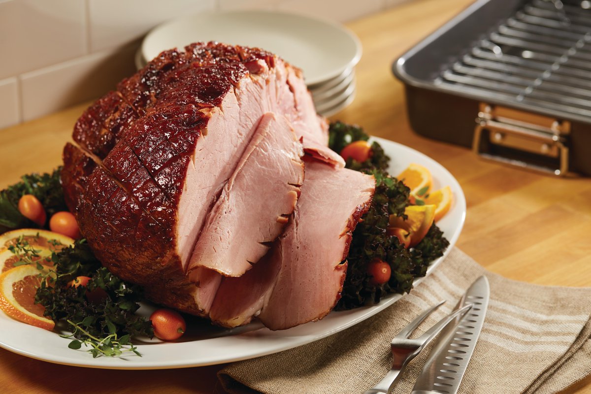FarberwareCook's tweet photo. #RecipeTip: Make cleanup easy by prepping this fam favorite Cola & Brown Sugar Glazed Ham in a nonstick Farberware roaster–glaze will stick to the ham, not the pan. 😉 #HolidayHelpers https://t.co/yXruAuXVvM https://t.co/Tn1hHwzZSo