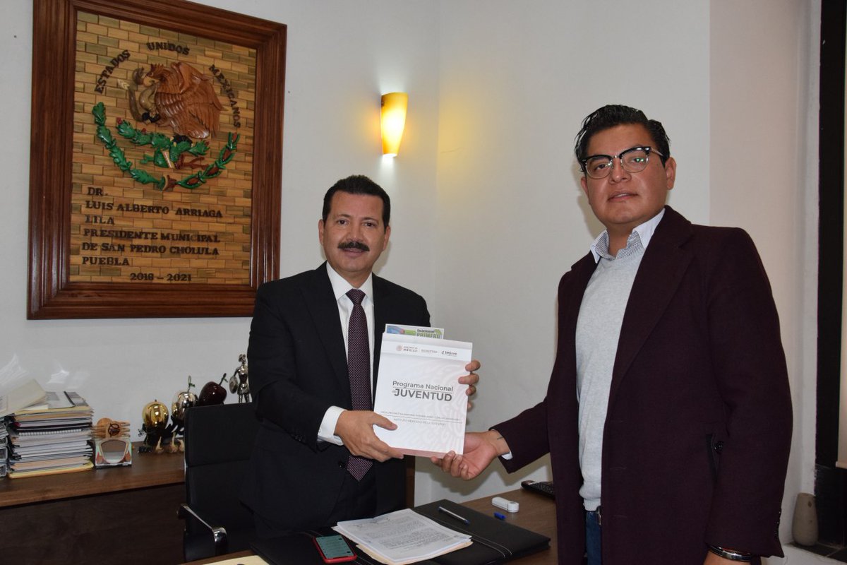 LAlbertoArriaga's tweet photo. Recibí del Director de @JuventudCholula, @ArturoRodriT, el Programa Nacional de Juventud, el cual es nuestro eje rector para las políticas públicas que ejecutamos por y para las juventudes, alineadas a la #Agenda2030 y certificación internacional 18091:2019. 

#MásUnidosMásLogros https://t.co/JRx7MlIxny