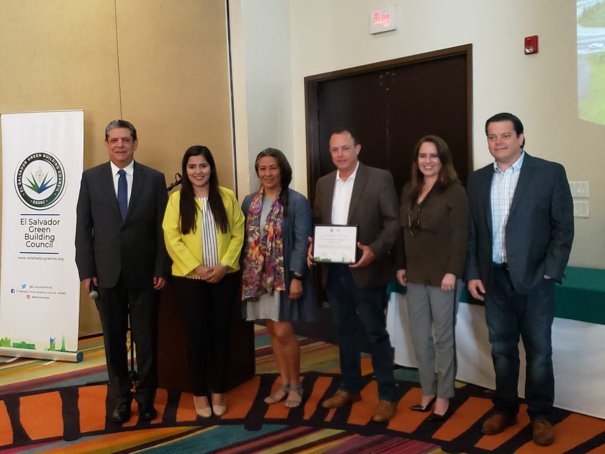 Dianalepio's tweet photo. #HIGHLIGHTS2019 #DFA2019 🥇🏆 Felicitamos a los Champions de la Construcción Sostenible 2019:  en Aportación a las Energías Limpias y Procesos de Descarbonización a la empresa AES El Salvador con el proyecto de energía fotovoltaica BÓSFORO.

Felicidades!!! https://t.co/OcvPrr9ysQ
