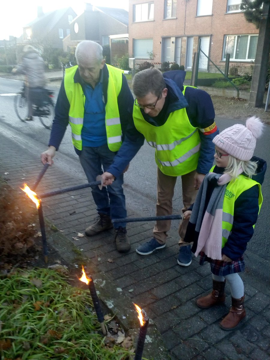 WaregemseGordel's tweet photo. Overdracht #vredeslicht @GemeenteZulte wandelclub de natuurvrienden Deinze => wandelclub vzw Waregemse Gordel https://t.co/eSy6nibDzs
