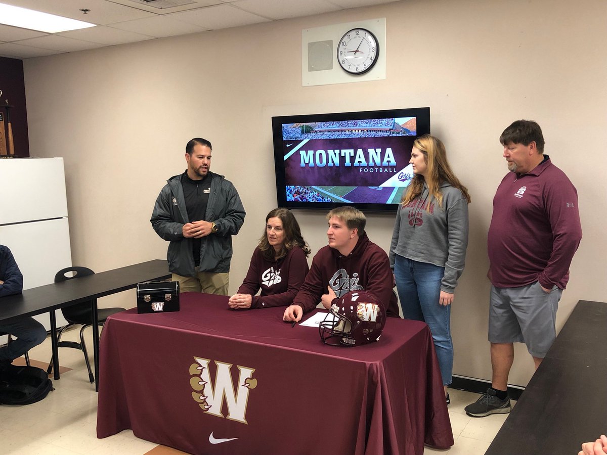 WhitneyCats's tweet photo. 2020 OL Kevin Good signing a scholarship with Montana Grizzlies https://t.co/3wqWMpZbsR