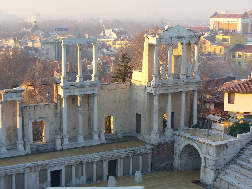 TimeTravelRome's tweet photo. 🛵"80 days around the Roman Empire". 🗓 Day 37. #Philippopolis 🇧🇬. Modern #Plovdiv in #Bulgaria thrived under #Roman control, as it was the capital of the Thracian province. The monumental Amphitheater, Stadium and Odeion still retain many aspects of their ancient decoration !🏆 https://t.co/eCwhylbrQw
