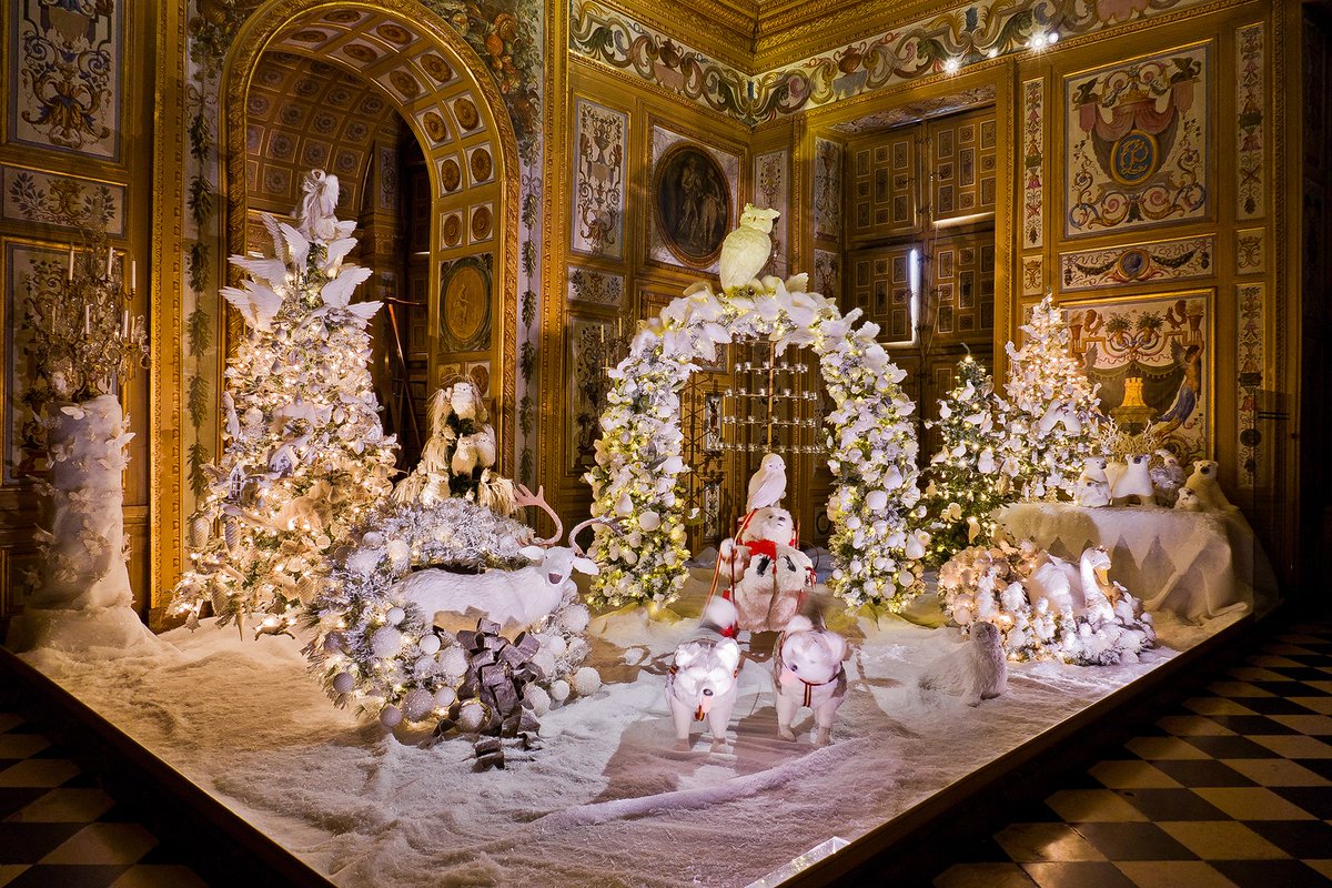 ChateauVLV's tweet photo. 🇬🇧 During Christmas at Vaux-le-Vicomte, the Dining Room is transformed into a frosty universe with a magnificent winter landscape which amazes our visitors! 🎄 https://t.co/bWCKwSmuXH