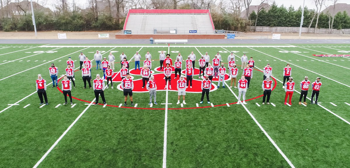 Check out these cool group photos from Friday! 🏈