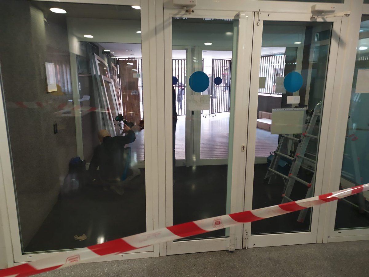 Avui comencem els treballs per instal·lar noves "Portes Automàtiques" enlloc de les antigues d'alumini manuals, en el #CAPTuró, per facilitar l'accés a la ciutadania de forma més àgil, pel carrer d'Aneto,32.