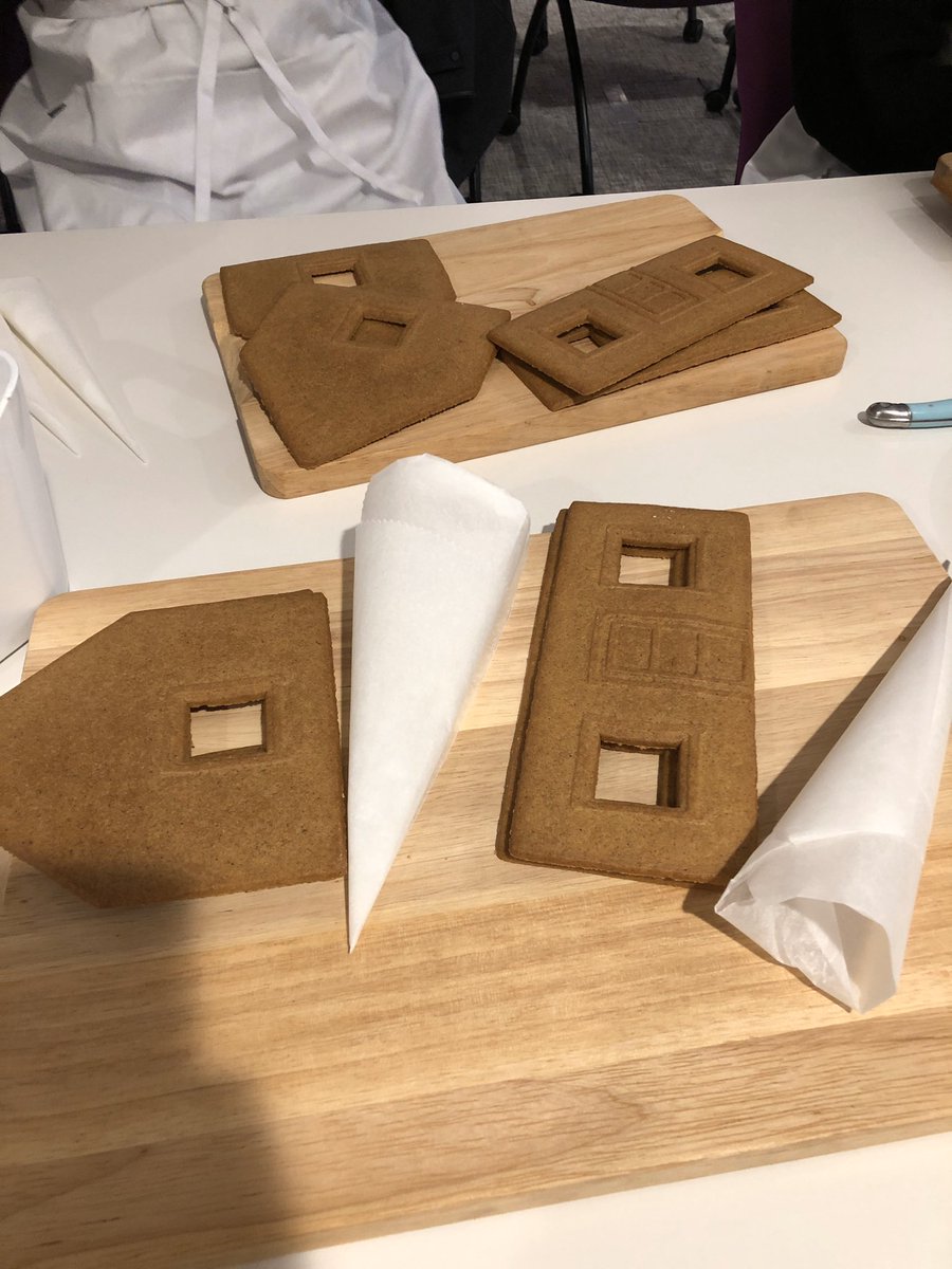 ruddypayet97's tweet photo. Aujourd’hui c était atelier « Maison pain d’épice » chez @AXA_Banque 😋 https://t.co/VxrnBIKqju
