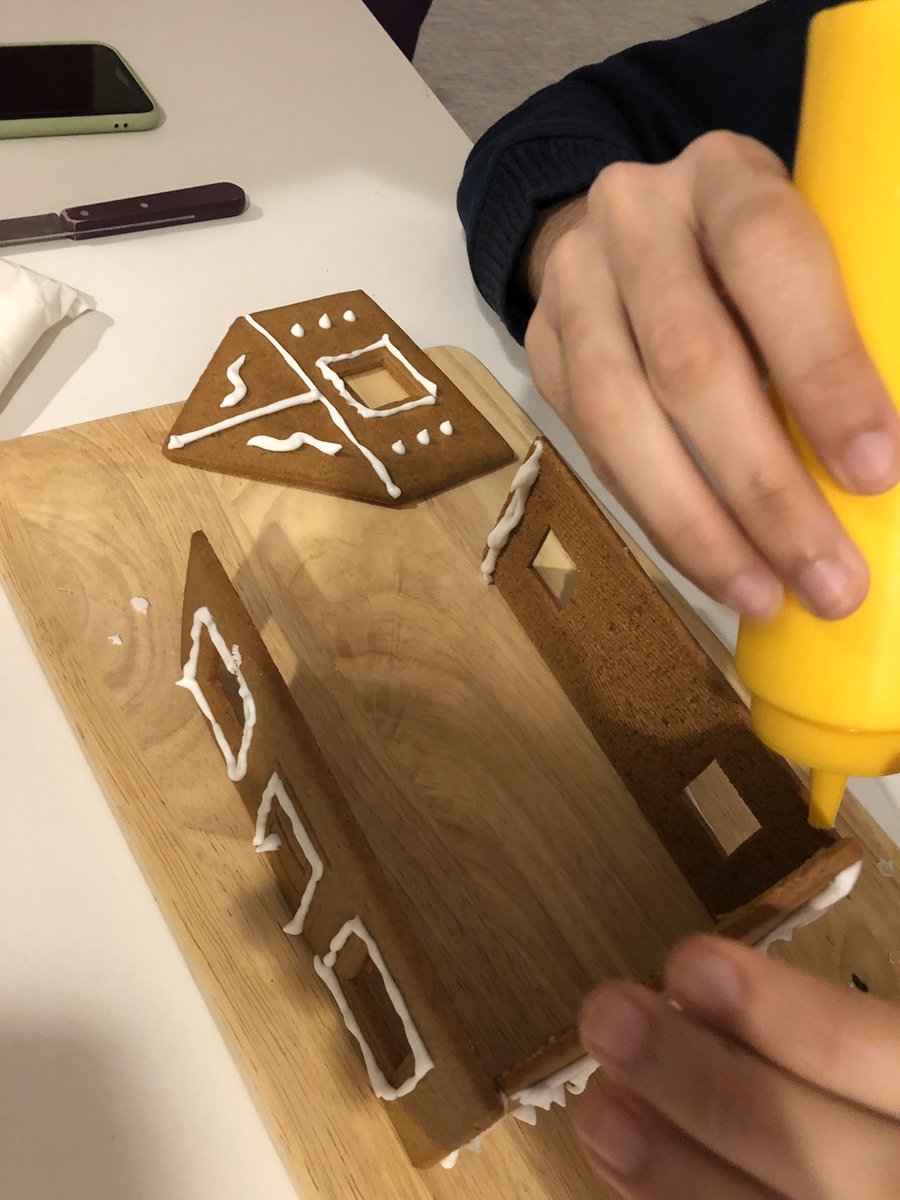 ruddypayet97's tweet photo. Aujourd’hui c était atelier « Maison pain d’épice » chez @AXA_Banque 😋 https://t.co/VxrnBIKqju